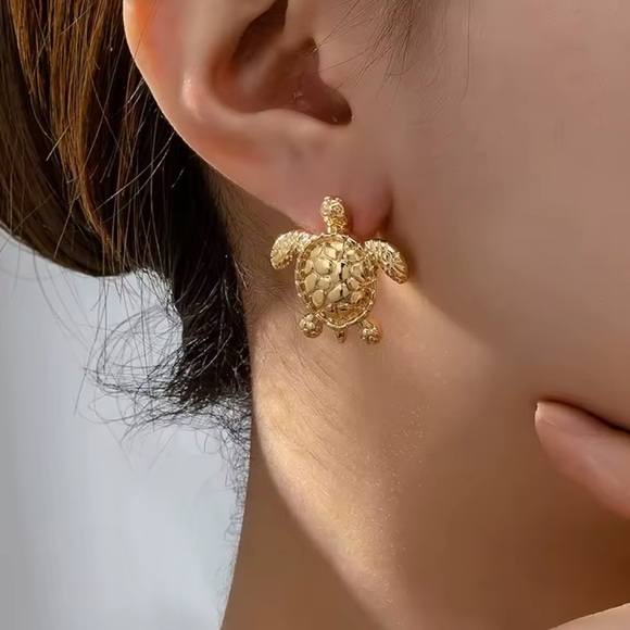 Sea Turtle Gold Stud Earrings - Picture 7 of 16